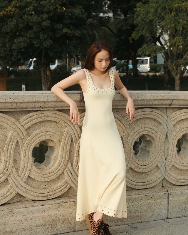 Sắm ngay sắc vàng cho tủ đồ ngày hè thêm bắt mắt- Ảnh 4. Sắm ngay sắc vàng cho tủ đồ ngày hè thêm bắt mắt- Ảnh 4.