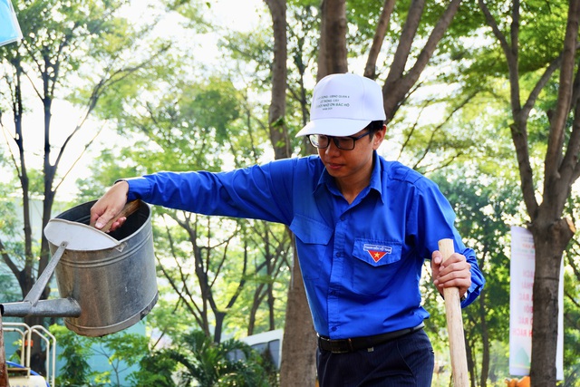 TP.HCM trồng cây đa được chiết từ cây đa Bác Hồ trồng ngày 11.1.1960- Ảnh 3. TP.HCM trồng cây đa được chiết từ cây đa Bác Hồ trồng ngày 11.1.1960- Ảnh 3.