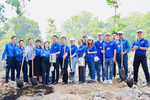 TP.HCM trồng cây đa được chiết từ cây đa Bác Hồ trồng ngày 11.1.1960- Ảnh 2. TP.HCM trồng cây đa được chiết từ cây đa Bác Hồ trồng ngày 11.1.1960- Ảnh 2.