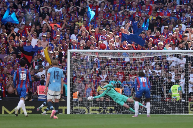 Man City 'dính bẫy' Crystal Palace, ngậm ngùi thua chung kết Cúp FA: Trắng tay cả mùa!- Ảnh 4. Man City 'dính bẫy' Crystal Palace, ngậm ngùi thua chung kết Cúp FA: Trắng tay cả mùa!- Ảnh 4.
