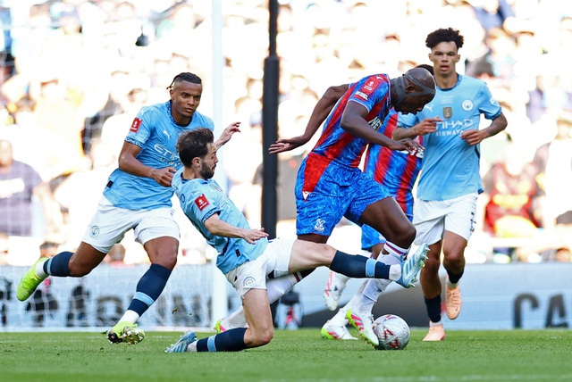 Man City 'dính bẫy' Crystal Palace, ngậm ngùi thua chung kết Cúp FA: Trắng tay cả mùa!- Ảnh 5. Man City 'dính bẫy' Crystal Palace, ngậm ngùi thua chung kết Cúp FA: Trắng tay cả mùa!- Ảnh 5.