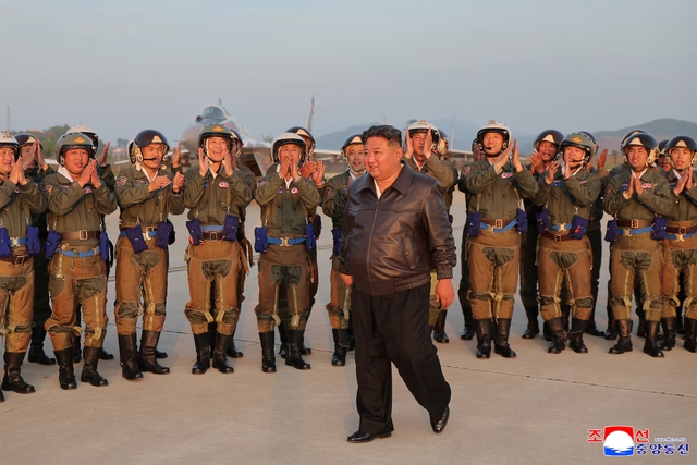 Lãnh đạo Triều Tiên Kim Jong-un đích thân giám sát tập trận không quân Lãnh đạo Triều Tiên Kim Jong-un đích thân giám sát tập trận không quân