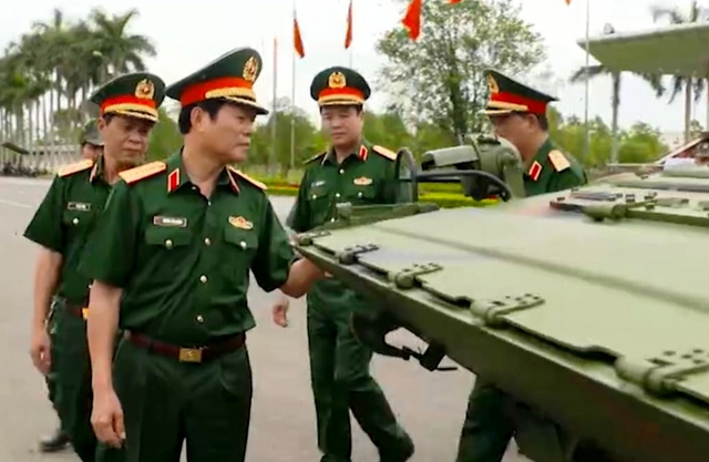 Xe chiến đấu bộ binh XCB-01 được đại tướng Nguyễn Tân Cương kiểm tra hiện đại thế nào? Xe chiến đấu bộ binh XCB-01 được đại tướng Nguyễn Tân Cương kiểm tra hiện đại thế nào?