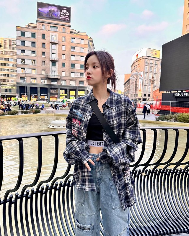 Diện áo khoác sơ mi ngày hè - Ảnh 6.