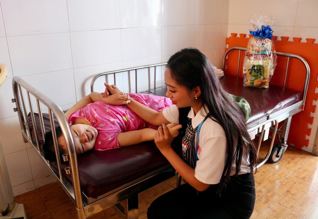 Những giọt nước mắt xúc động của giới trẻ trước các mảnh đời kém may mắn - Ảnh 2. Những giọt nước mắt xúc động của giới trẻ trước các mảnh đời kém may mắn - Ảnh 2.
