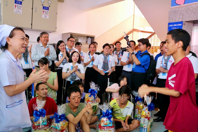 Những giọt nước mắt xúc động của giới trẻ trước các mảnh đời kém may mắn - Ảnh 4. Những giọt nước mắt xúc động của giới trẻ trước các mảnh đời kém may mắn - Ảnh 4.