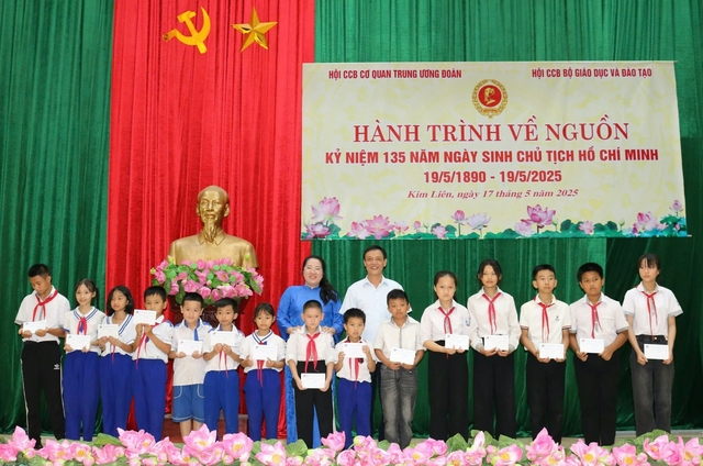 Hội Cựu chiến binh cơ quan T.Ư Đoàn hoạt động ý nghĩa trên quê Bác - Ảnh 2.