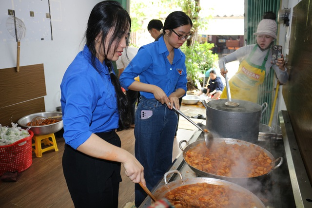 Chàng trai 'gieo nụ cười' giữa đời thường - Ảnh 2.