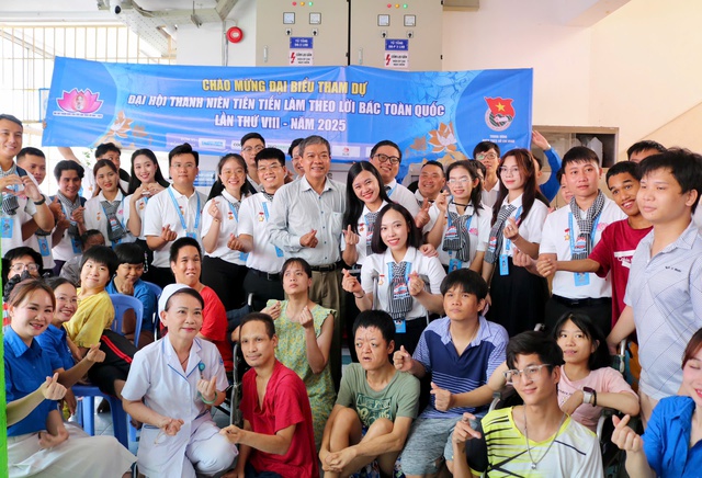 Những giọt nước mắt xúc động của giới trẻ trước các mảnh đời kém may mắn - Ảnh 3. Những giọt nước mắt xúc động của giới trẻ trước các mảnh đời kém may mắn - Ảnh 3.