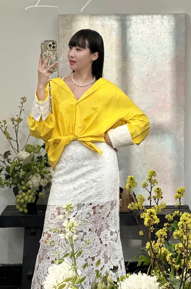 Sắm ngay sắc vàng cho tủ đồ ngày hè thêm bắt mắt- Ảnh 8. Sắm ngay sắc vàng cho tủ đồ ngày hè thêm bắt mắt- Ảnh 8.