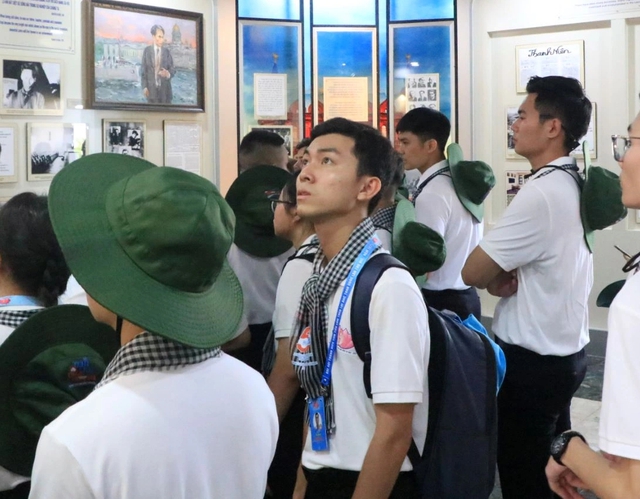 Xúc động về hành trình tìm đường cứu nước của Bác Hồ - Ảnh 6. Xúc động về hành trình tìm đường cứu nước của Bác Hồ - Ảnh 6.