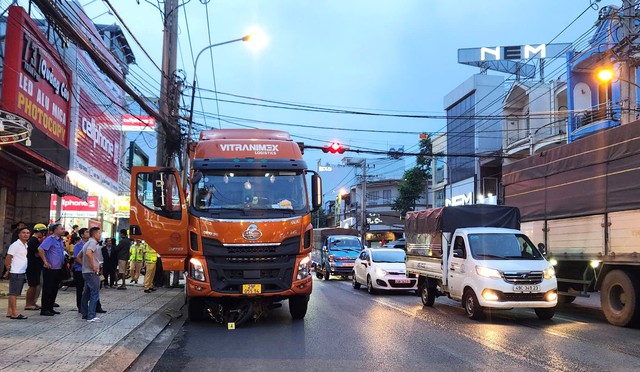 Tạm giữ tài xế xe tải cán người tử vong khi đang dừng chờ đèn đỏ - Ảnh 3.