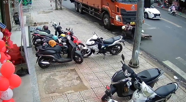 Tạm giữ tài xế xe tải cán người tử vong khi đang dừng chờ đèn đỏ - Ảnh 2.
