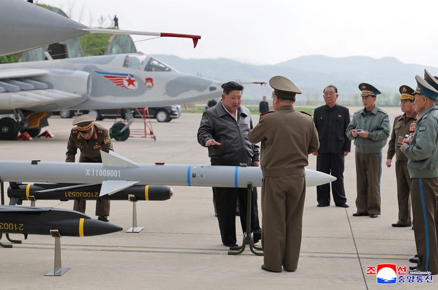 Lãnh đạo Triều Tiên Kim Jong-un đích thân giám sát tập trận không quân - Ảnh 2.