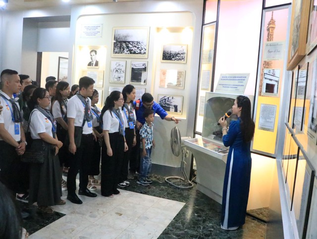 Xúc động về hành trình tìm đường cứu nước của Bác Hồ - Ảnh 2. Xúc động về hành trình tìm đường cứu nước của Bác Hồ - Ảnh 2.