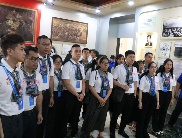 Xúc động về hành trình tìm đường cứu nước của Bác Hồ - Ảnh 5. Xúc động về hành trình tìm đường cứu nước của Bác Hồ - Ảnh 5.