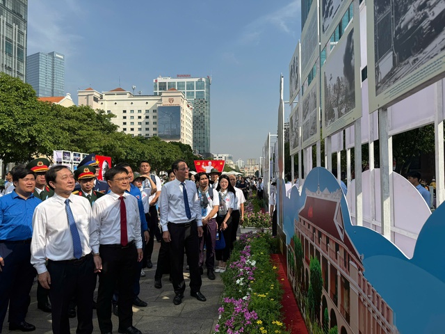 Triển lãm ảnh quý về cuộc đời và sự nghiệp Chủ tịch Hồ Chí Minh- Ảnh 2. Triển lãm ảnh quý về cuộc đời và sự nghiệp Chủ tịch Hồ Chí Minh- Ảnh 2.
