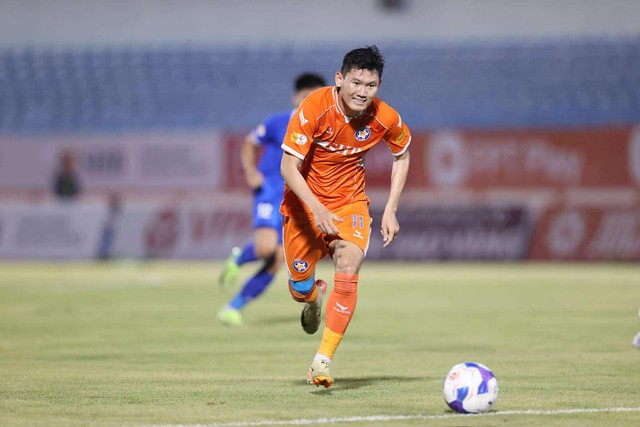 Hàng loạt sai lầm khó hiểu khiến cuộc đua trụ hạng đảo chiều, V-League thật giả khó lường Hàng loạt sai lầm khó hiểu khiến cuộc đua trụ hạng đảo chiều, V-League thật giả khó lường