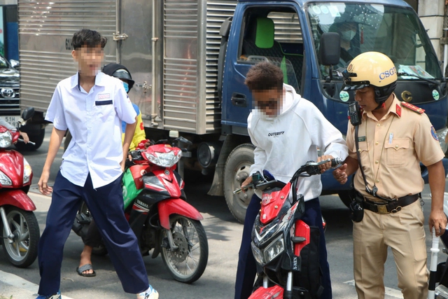 CSGT TP.HCM tuần tra gần trường học, phạt hàng ngàn học sinh đi xe máy - Ảnh 1.