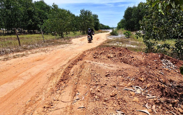 Suốt 8 năm chờ mặt bằng để l&agrave;m 1,1 km đường - Ảnh 3.