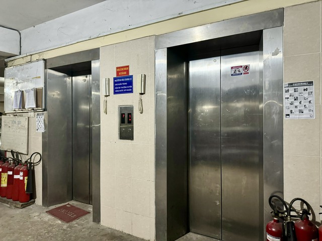 Từ vụ cô gái bị kẹt thang máy ở TP.HCM: Cần làm gì khi gặp sự cố  - Ảnh 2.