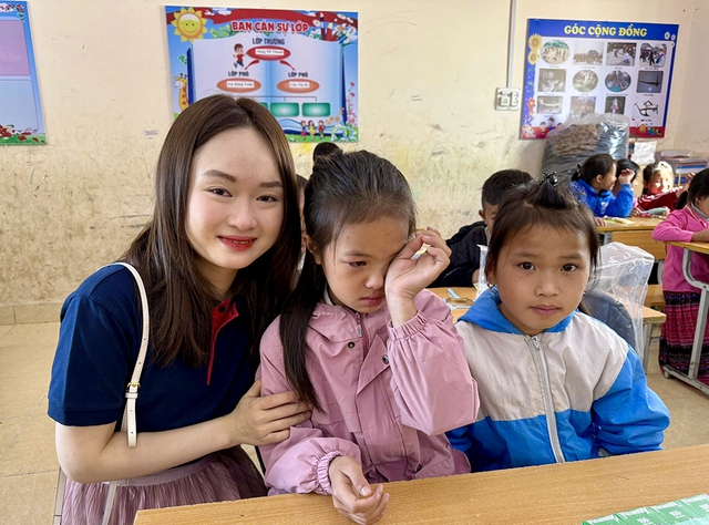 Dạy tiếng Anh cho học sinh Mèo Vạc: Một hành trình đặc biệt Dạy tiếng Anh cho học sinh Mèo Vạc: Một hành trình đặc biệt