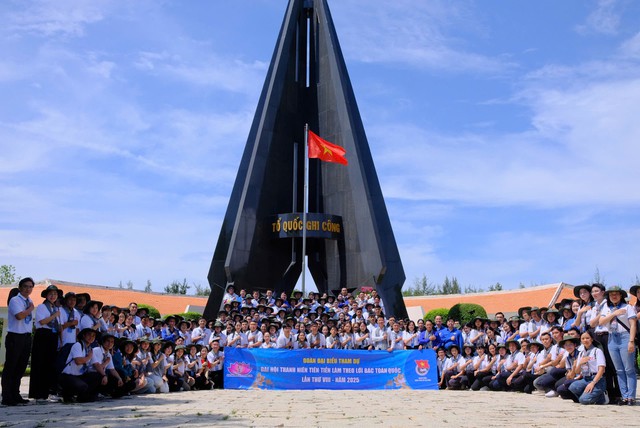 Thăm những người hùng bảo vệ Tổ quốc Thăm những người hùng bảo vệ Tổ quốc