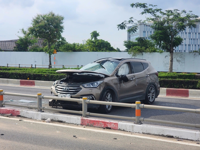Tai nạn trong Khu Công nghệ cao TP.HCM, ô tô 7 chỗ hư hỏng nặng - Ảnh 2. Tai nạn trong Khu Công nghệ cao TP.HCM, ô tô 7 chỗ hư hỏng nặng - Ảnh 2.