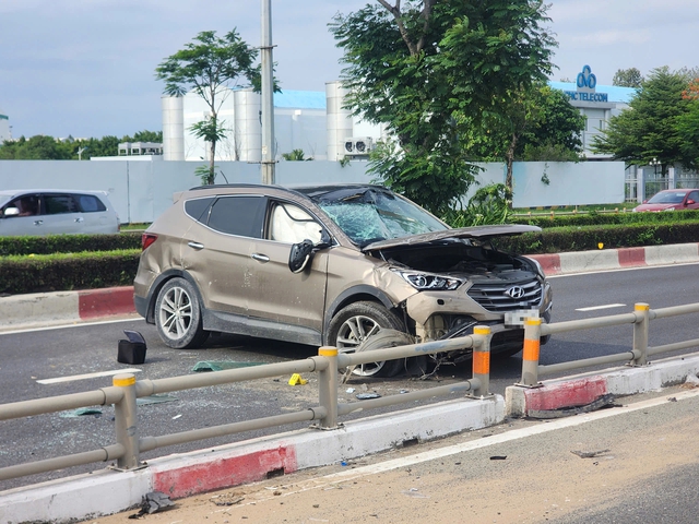 Tai nạn trong Khu Công nghệ cao TP.HCM, ô tô 7 chỗ hư hỏng nặng - Ảnh 3. Tai nạn trong Khu Công nghệ cao TP.HCM, ô tô 7 chỗ hư hỏng nặng - Ảnh 3.