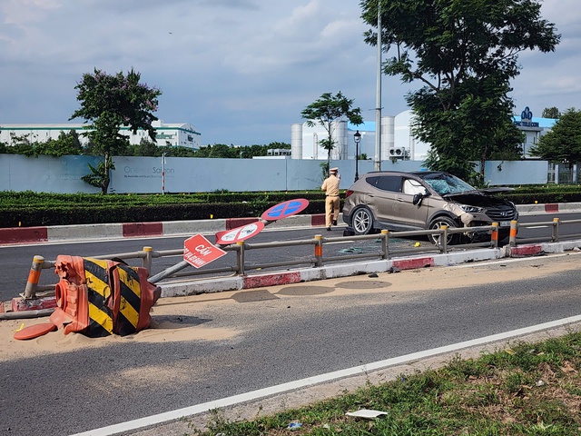 Tai nạn trong Khu Công nghệ cao TP.HCM, ô tô 7 chỗ hư hỏng nặng Tai nạn trong Khu Công nghệ cao TP.HCM, ô tô 7 chỗ hư hỏng nặng