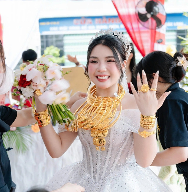 - Ảnh 5. Cô dâu 18 tuổi đeo vàng trĩu cổ trong đám cưới, được tặng gần 30 cây vàng - Ảnh 5.