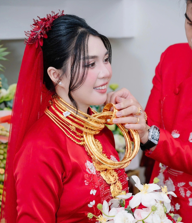 - Ảnh 3. Cô dâu 18 tuổi đeo vàng trĩu cổ trong đám cưới, được tặng gần 30 cây vàng - Ảnh 3.