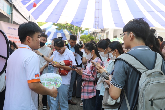 Hơn 20.000 sinh viên tham gia ngày hội việc làm về nhân lực số và AI Hơn 20.000 sinh viên tham gia ngày hội việc làm về nhân lực số và AI