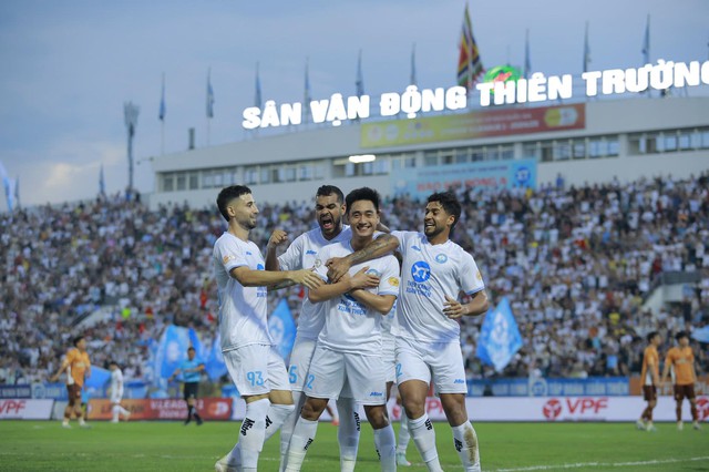 HAGL thua cực đậm Nam Định, bị ‘người cũ’ Văn Toàn, Tuấn Anh xé lưới: Chưa thể trụ hạng HAGL thua cực đậm Nam Định, bị ‘người cũ’ Văn Toàn, Tuấn Anh xé lưới: Chưa thể trụ hạng