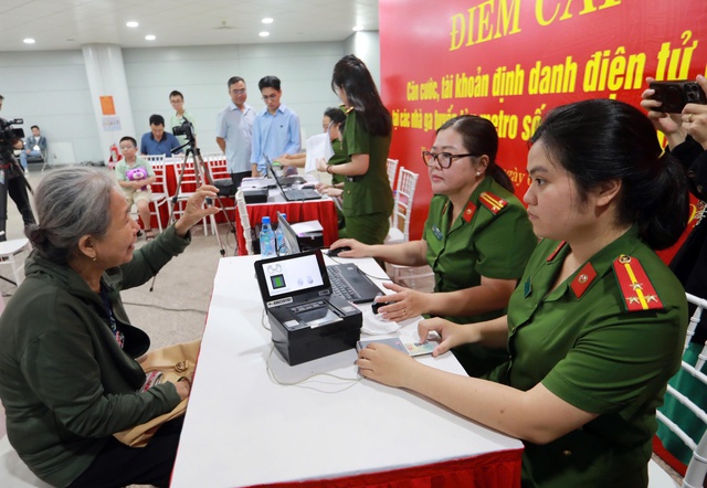 Công an TP.HCM yêu cầu cơ quan, tổ chức đăng ký tài khoản định danh điện tử - Ảnh 1.