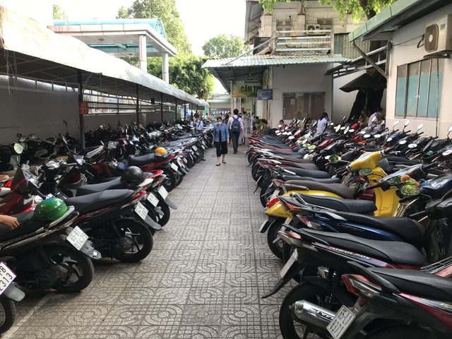 Bệnh viện Ung bướu Cần Thơ th&ecirc;m 'bất tiện' v&igrave; kh&ocirc;ng c&oacute; chỗ giữ xe- Ảnh 1.