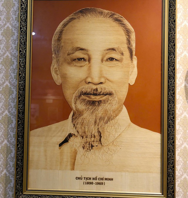 Tranh chân dung Bác Hồ từ lá sen khô, vỏ tràm, mo cau...- Ảnh 4.