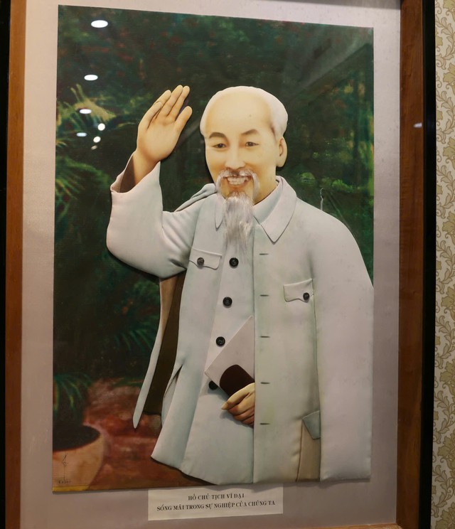 Tranh chân dung Bác Hồ từ lá sen khô, vỏ tràm, mo cau...- Ảnh 5.