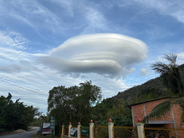 S&aacute;ng nay 'm&acirc;y đĩa bay' trở lại n&uacute;i B&agrave; Đen: D&acirc;n mạng th&iacute;ch th&uacute; chia sẻ - Ảnh 1.