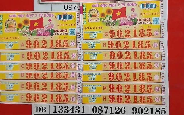 Người đàn ông trúng 13 vé độc đắc 26 tỉ đồng, cả dòng họ đến chúc mừng  - Ảnh 1.