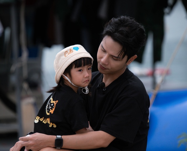 Phan Đinh Tùng, Trung Ruồi cùng các con lần đầu trải nghiệm cuộc sống ngoài đảo- Ảnh 4. Phan Đinh Tùng, Trung Ruồi cùng các con lần đầu trải nghiệm cuộc sống ngoài đảo- Ảnh 4.