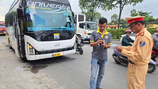 CSGT TP.HCM phạt hàng loạt tài xế xe khách vi phạm, tìm cách lách luật - Ảnh 1.