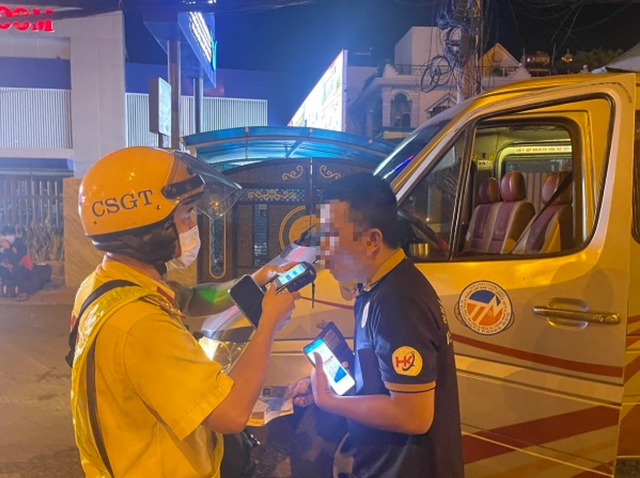 CSGT TP.HCM phạt hàng loạt tài xế xe khách vi phạm, tìm cách lách luật - Ảnh 2.