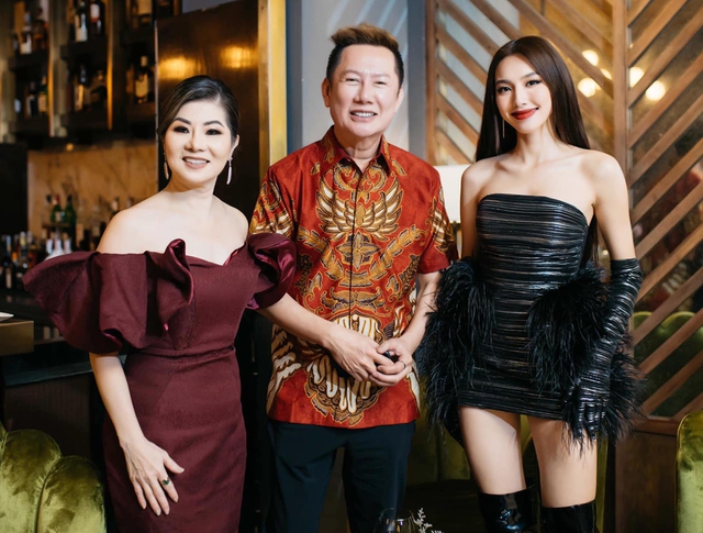 

Nguyễn Thúc Thùy Tiên bên cạnh ông Nawat Itsaragrisil và bà Teresa Chaivisut, Chủ tịch và Phó chủ tịch Miss Grand International  