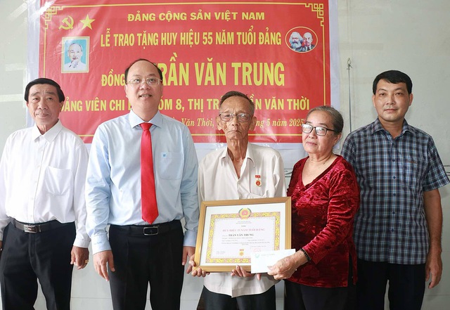 Cà Mau mừng sinh nhật Bác và kỷ niệm 75 năm thành lập H.Trần Văn Thời - Ảnh 4.