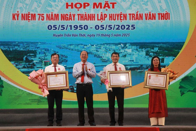 Cà Mau mừng sinh nhật Bác và kỷ niệm 75 năm thành lập H.Trần Văn Thời - Ảnh 2.