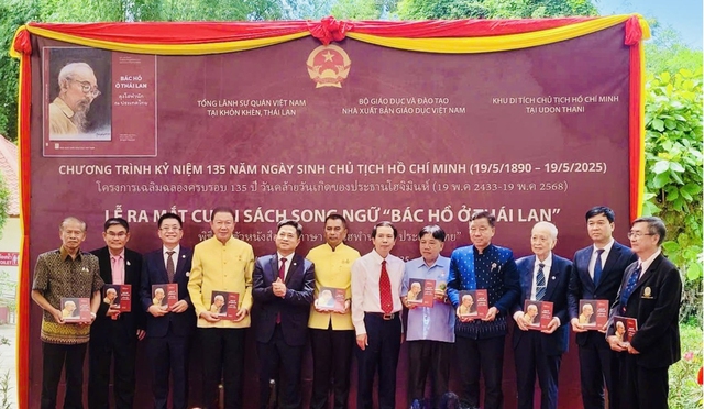 Ra mắt s&aacute;ch song ngữ 'B&aacute;c Hồ ở Th&aacute;i Lan' dịp kỷ niệm 135 sinh nhật B&aacute;c - Ảnh 2.
