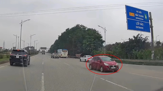 Làm thế nào để tránh bị phạt nặng khi đi 'lố' lối ra trên cao tốc? - Ảnh 1. Làm thế nào để tránh bị phạt nặng khi đi 'lố' lối ra trên cao tốc? - Ảnh 1.