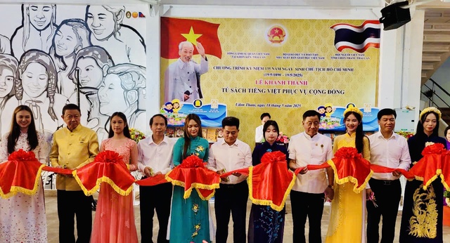 Nhà xuất bản Giáo dục Việt Nam tặng Tủ sách tiếng Việt tại Thái Lan - Ảnh 1.