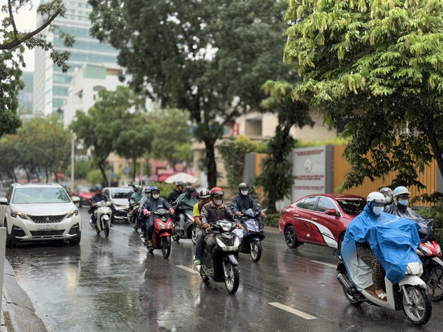 Thời tiết TP.HCM mưa rào giữa trưa: Người dân cần lưu ý gì? - Ảnh 1.